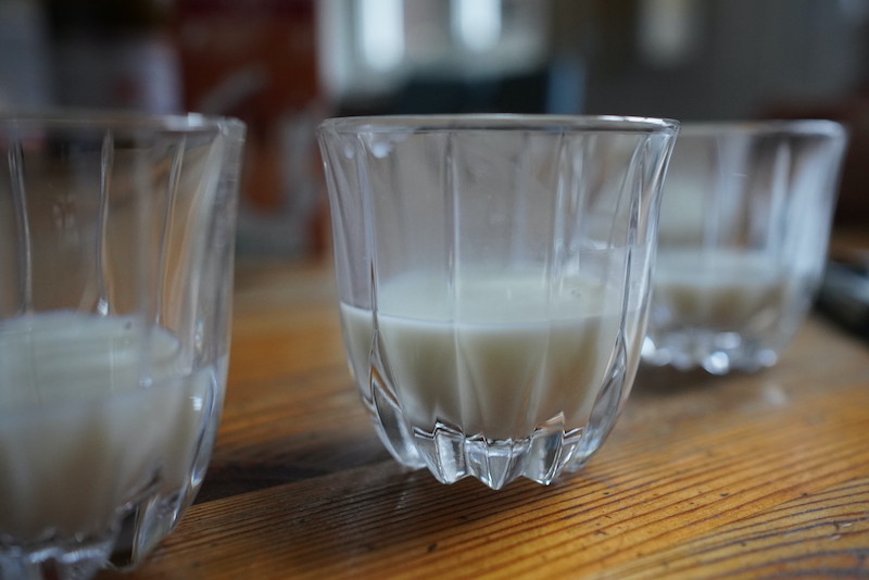 Probiergläser mit Milchvarianten