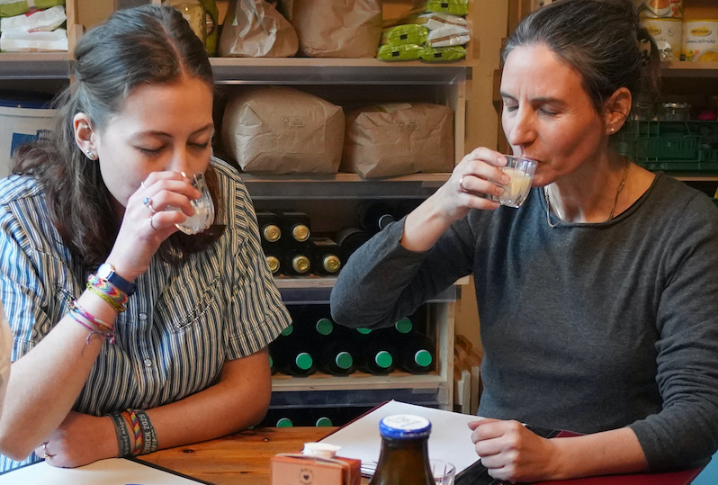 Pamela und junge Klientin probieren Kuhmilch und vegane Milch